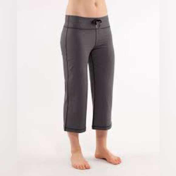 lululemon athletica Pants - Lululemon Relaxed Fit Crop II size 4 pants Capri cropped women’s gray athletic
